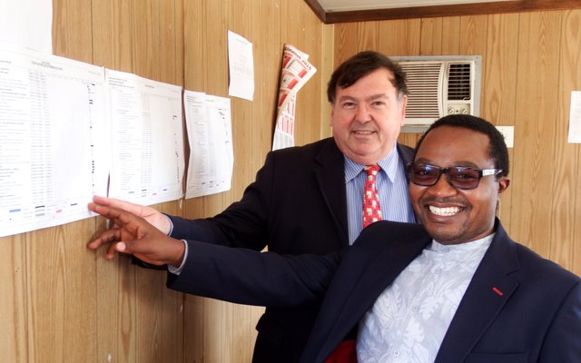 Die Minister van Vervoer en Openbare Werke, mnr Donald Grant (links) en die DA Provinsiale Parlementslid, mnr Masizole Mnqasela, in ligte luim voordat die samesprekings oor die strukturele probleme van Masakhane se nuwe skool begin het  